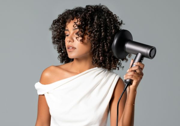 5 conseils pour hydrater efficacement vos cheveux bouclés